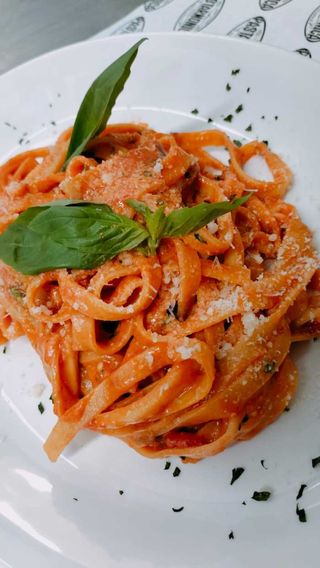 Fettuccine all'uovo pomodoro e basilico