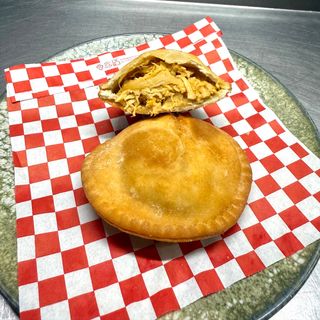 2 Pastelitos De Pollo Desmechado + Salsa 30 Ml