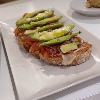 TOMATE Y AGUACATE