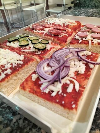 Metà Margherita e metà farcita in teglia