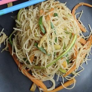 022 Spaghetti di riso saltati con verdure