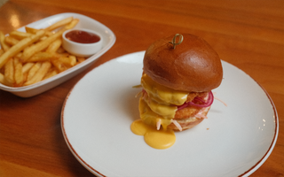 ქათმის ნაგეთსის ბურგერი