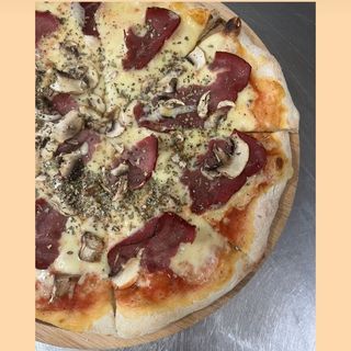 Pizza pršut porodicna prčnika pola metra