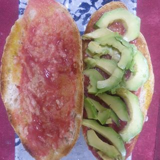Tostada de tomate y aguacate laminado 