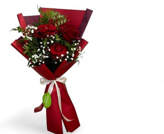 3 crvene ruže u buketu