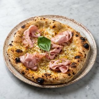 Pizza De Mortadela Con Pistacho