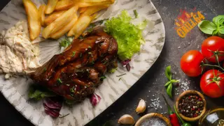 Costillar Con Patatas Y Ensalada
