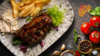 Costillar Con Patatas Y Ensalada