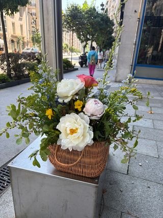 Cesta Verano Prado Con Flores Temporada