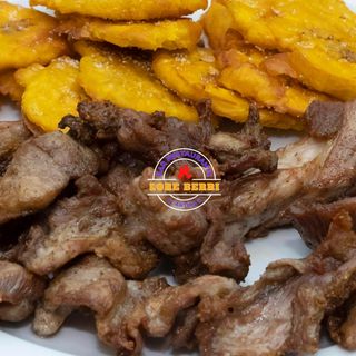 CARNE DE CERDO SALADA , PLÁTANO FRITO, RACIÓN. 