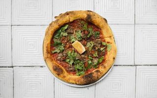 З яловичиною та томатною сальсою