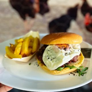 Hamburguesa De Retinta con huevo frito y pulled pork