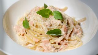 ფეტუჩინი ნორვეგიული ორაგულით