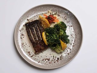 Somon cu broccoli si sos olandez