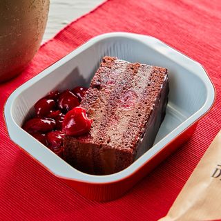 Tort de ciocolată cu vişine şi sos de vişine “Ricciardo”