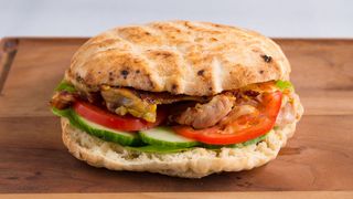 Pileći batak sa grilla u lepinji