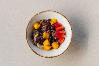 Bowl De Açai, Fruta De Temporada Y Granola Paleo