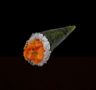 Temaki salmón spicy