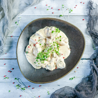 Pui in sos alb cu ciuperci si cascaval