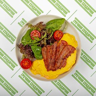 Омлет з беконом смаженим