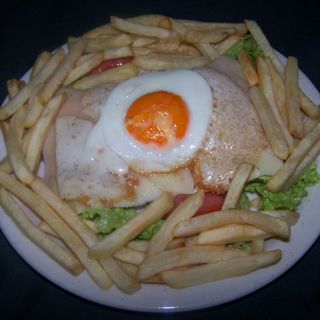 Hambúrguer no prato