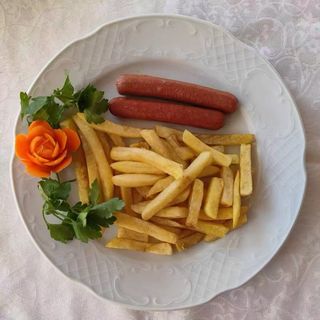 85.Saussages with chips