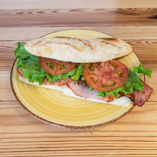 Bocata de lomo, bacon, lechuga y tomate