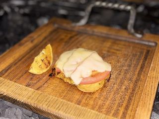 Ніжне курча запечене з томатами та сиром сулугуні (250g)