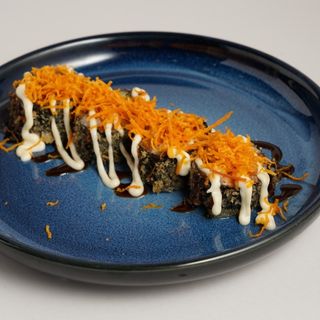 119.futomaki frito salmon queso y aguacate 8u