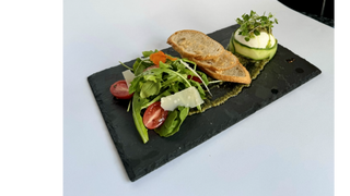 Buratta z pesto bazyliowym, sałatką z rucoli oraz grzankami