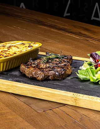 Oscar rib-eye, rucolla cu reductie de rodie, rosii cherry si grana padano