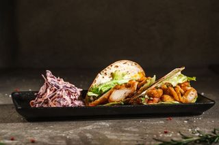 Тако с хрупкаво пиле и пико де гайо салса 400г