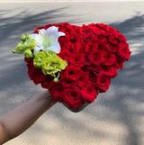 ვარდები გულის ფორმის ყუთში