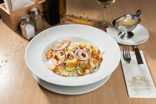 Salată de crudităţi cu  pui crispy