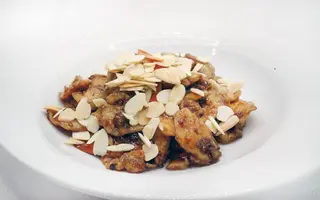 Pollo con mandorle