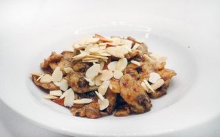 Pollo con mandorle