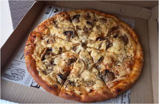 Пицца "Чикен с грибами" под белым соусом