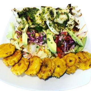 sepia con patacones y salsa