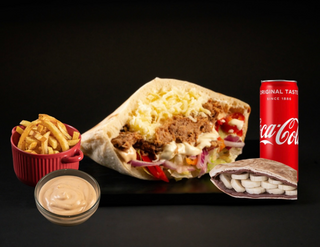 Meniu Sandwich Pulled cu Cartofi Proaspăt Prăjiți, Sos și Băutură Răcoritoare