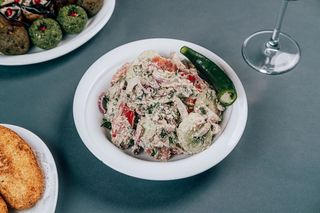 კიტრი-პომიდვრის სალათი ნიგვზით