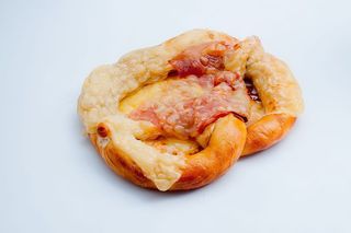 Bretzel al formaggio e speck