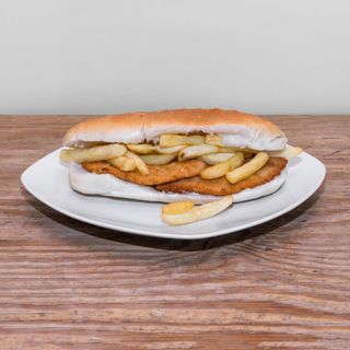 Panino con pollo e patatine