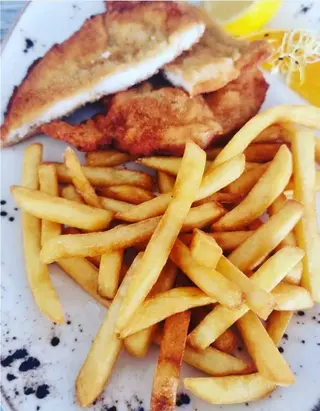 Milanesa de pollo con papas fritas