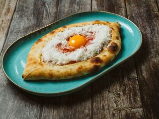 Chaczapuri z bekonem i parmezanem