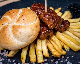 Mici cu muștar, chiflă și cartofi prăjiți