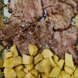 Presa de cerdo ibérica asada  con patatas fritas 
