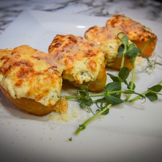  CARTOFI GRATINATI CU PARMEZAN SI MOUSSE DE BRANZA