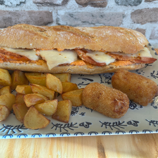 Menú bocadillo de lomo con queso fundente + patatas + croquetas + bebida