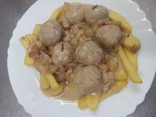 Media Ración De Albóndigas A La Carbonara