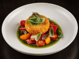 Камамбер в хрусткій паніровці із соусом песто та томатами (300g)